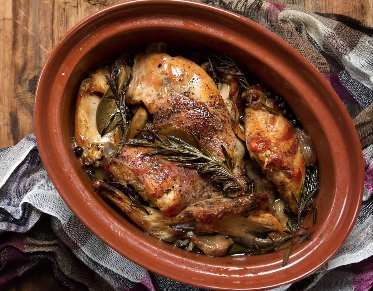 Ensalada de apio, tomate y aguacate con conejo al ajillo.